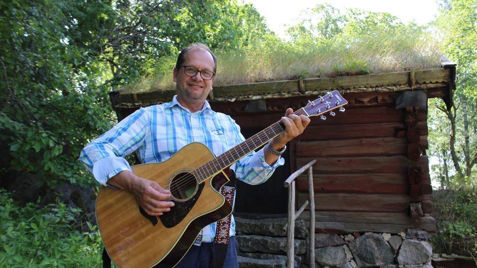 Per Gustavsson har inte lagt gitarren på hyllan under pandemin, men några publika spelningar har det inte blivit. Nu längtar han efter att möta publiken igen och planerar för en musik- och spelmansstämma i Salvedal. 