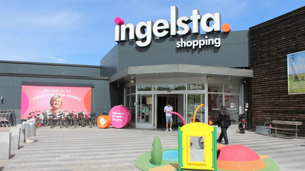 Polis och väktare fick att göra med flera inblandade när varor stals i en butik på lördagslunchen.
