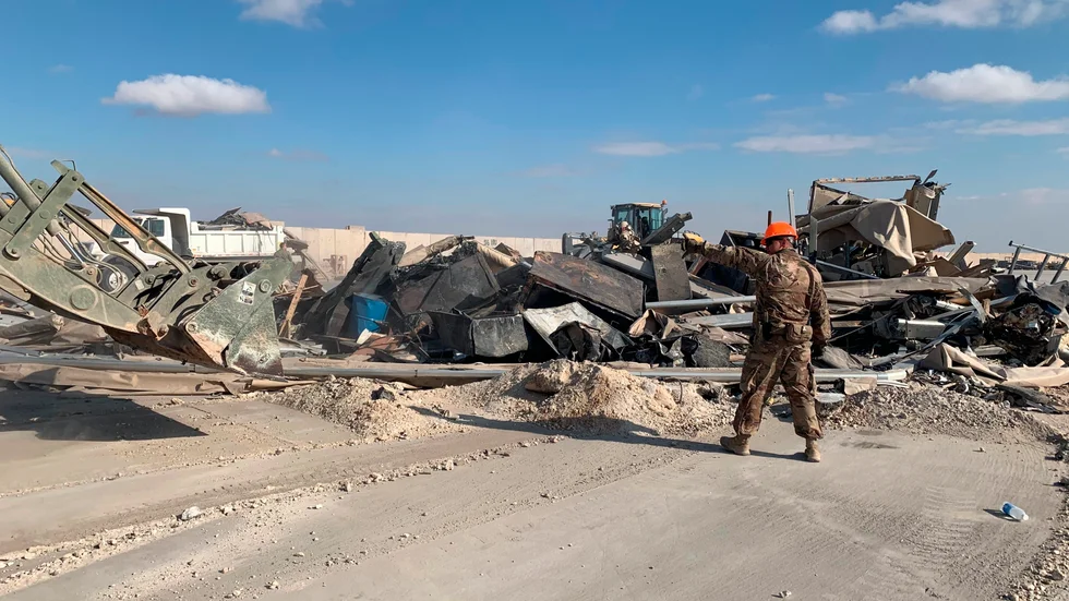 Amerikanska soldater städar upp efter en iransk attack mot flygbasen Ain al-Asad i januari 2020.