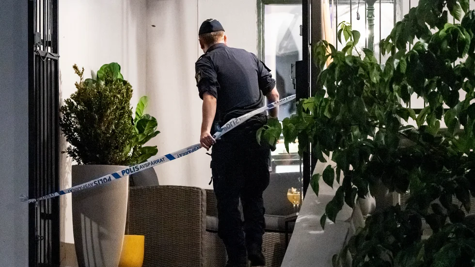 Polis på plats vid restaurangen i centrala Kristianstad som besköts på lördagskvällen.