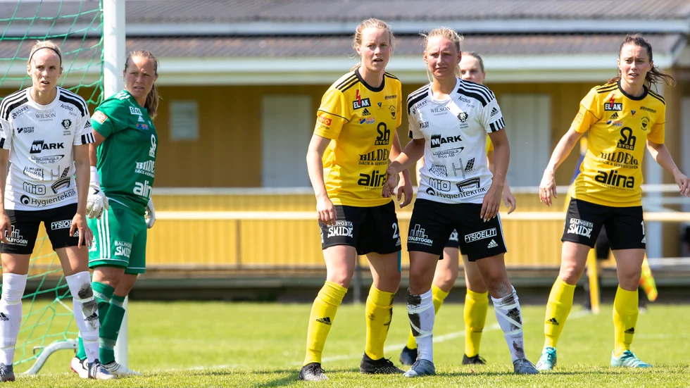 I Gusk har Moa Mattsson, mitten, hittat glädjen till fotbollen igen. UDen centrala mittfältaren pratar om sporten som det roligaste som finns. Bilden är från helgens segermatch över Västerås BK30.