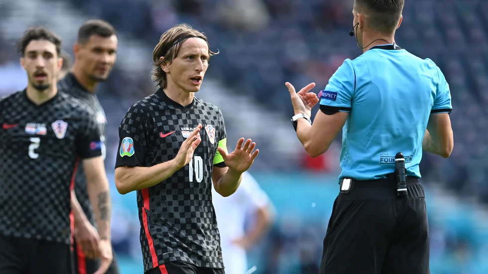 Kroatiens Luka Modric pratar med domaren.
