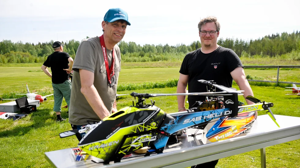 Peter Jonsson och Patrik Holmström, Skellefteå Radioflygklubb hade med sig sina radiostyrda helikoptrar till helgens uppstartsträff ”Shootout”.