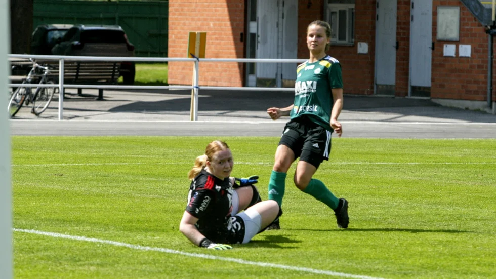 Stina Roswall gjorde mål precis som på den här bilden på Enavallen, även borta mot Östervåla på lördagen. Men det räckte inte till poäng.