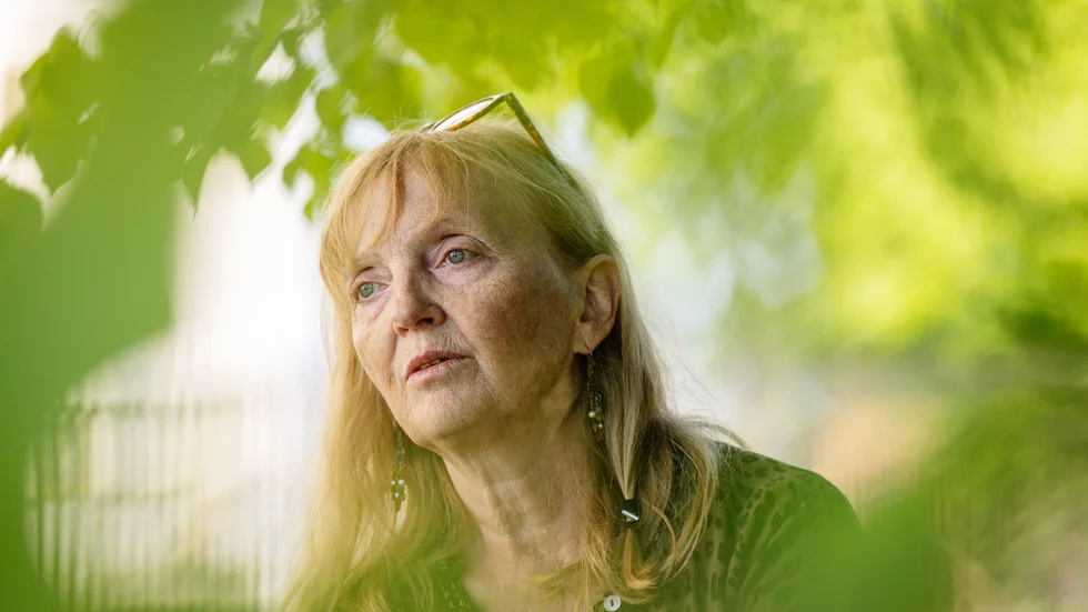 Uppsalakonstnären Erika Bengtsdotter är en av fem som arbetar för att få medlemmar i Uppsala konstnärsklubb att sälja konst till förmån för Ukraina.