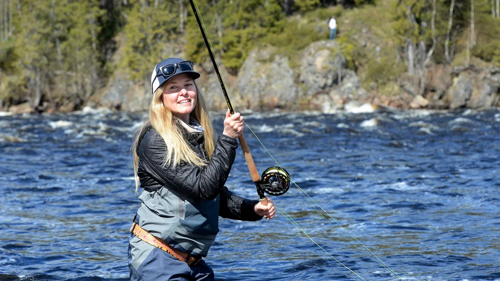 Sedan några veckor tillbaka syns Emelie Björkman och Martin Falklind som programledare i SVT:s nya serie Fiskeliv. Just nu är filmteamet på plats i Kengis bruk.