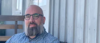 Mitt i livet ändrade han sin karriärbana – snart prästvigs Simon Ragnar