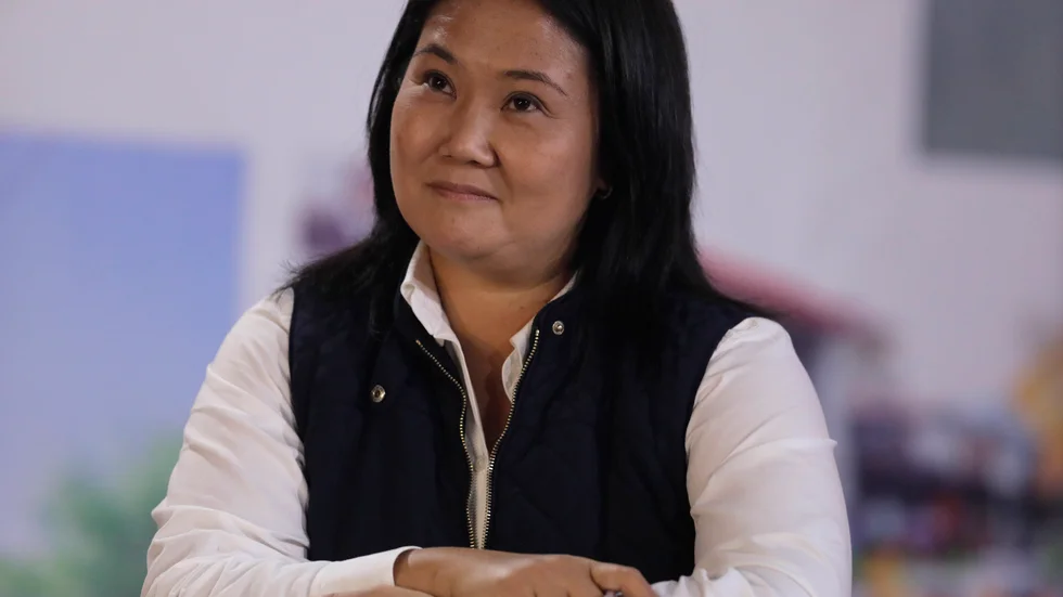 Presidentkandidaten Keiko Fujimori hävdar fusk efter det att hennes motståndare Pedro Castillo gått om henne i rösträkningen.