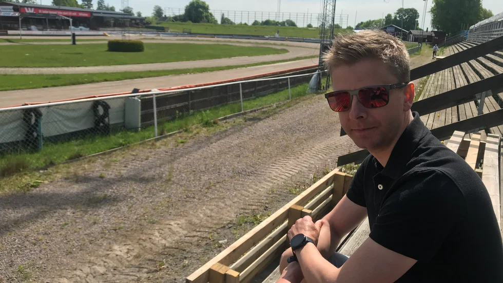 Piraternas lagledare Daniel Davidsson har "bott" på kansliet i tre veckor. Mycket att göra administrativt inför första matchen med publik. "Kul för publiken att världsmästaren kommer", säger Davidsson inför premiären.