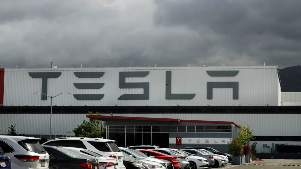 Tesla höjer priserna med hänvisning till högre pris för råvaror och komponenter. Arkivbild