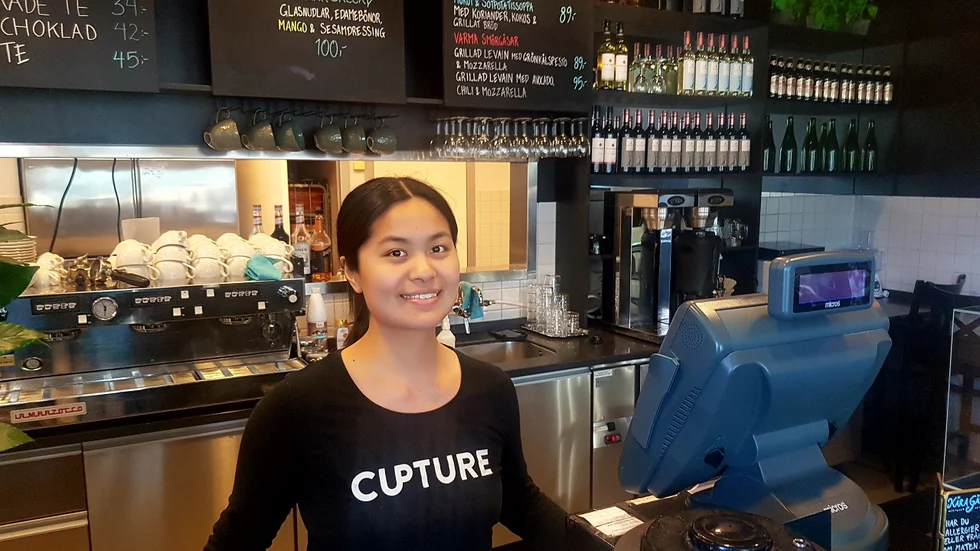 Moa Johansson håller i trådarna på kaféet i Kulturens Hus, ett kafé som nu öppnat efter att ha hållit stängt sedan december.