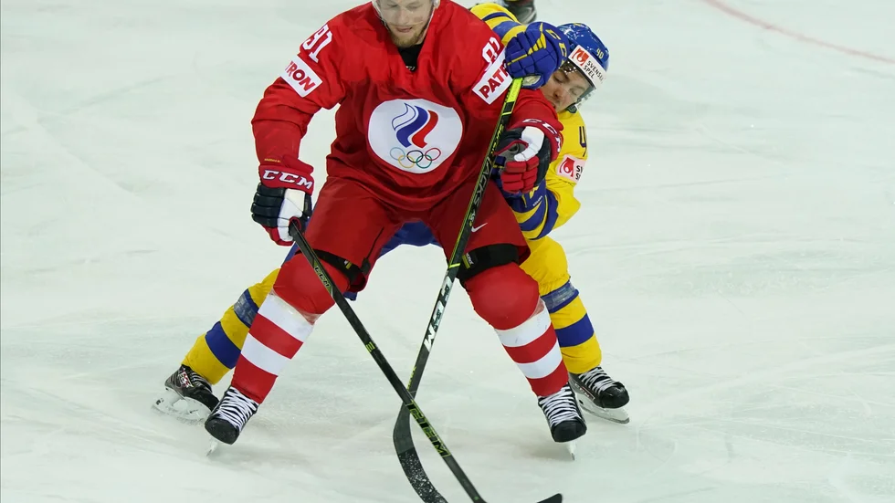 Vladimir Tarasenko, som här håller undan för Tre Kronors Andreas Wingerli, kan skjuta det ryska laget till guld i VM.