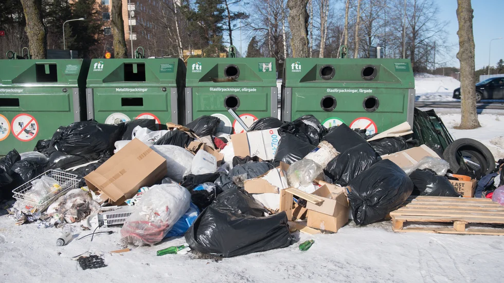 Insändarskribenten förvånas över hur skräpigt det är kring återvinningsstationerna. 
(Bilden är inte från Motala)