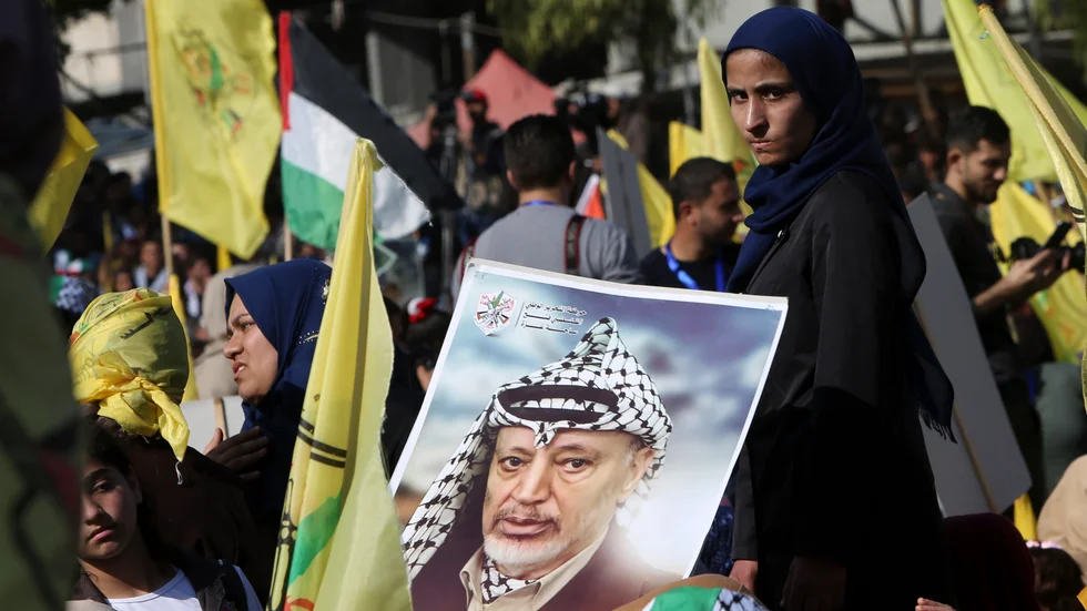 Partiet al-Fatahs gula flaggor syns vaja i Gaza stad under en minnesstund för den framlidne palestinska ledaren Yasser Arafat. Arkivbild.