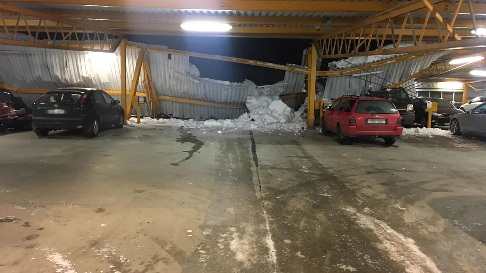Vid 19.30-tiden på kvällen den 21 mars rasade delar av taket.