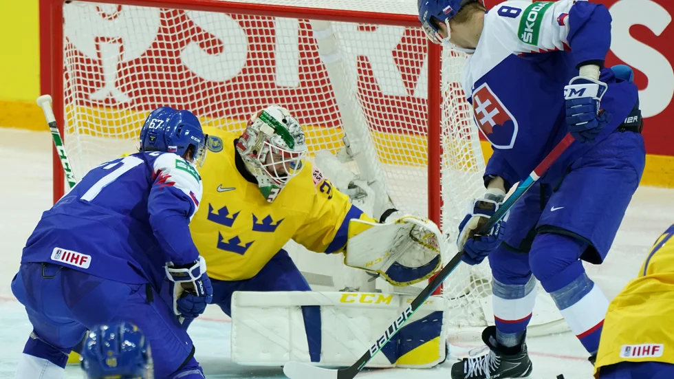 Adam Reideborn med en av många räddningar i en svettig segermatch mot Slovakien.