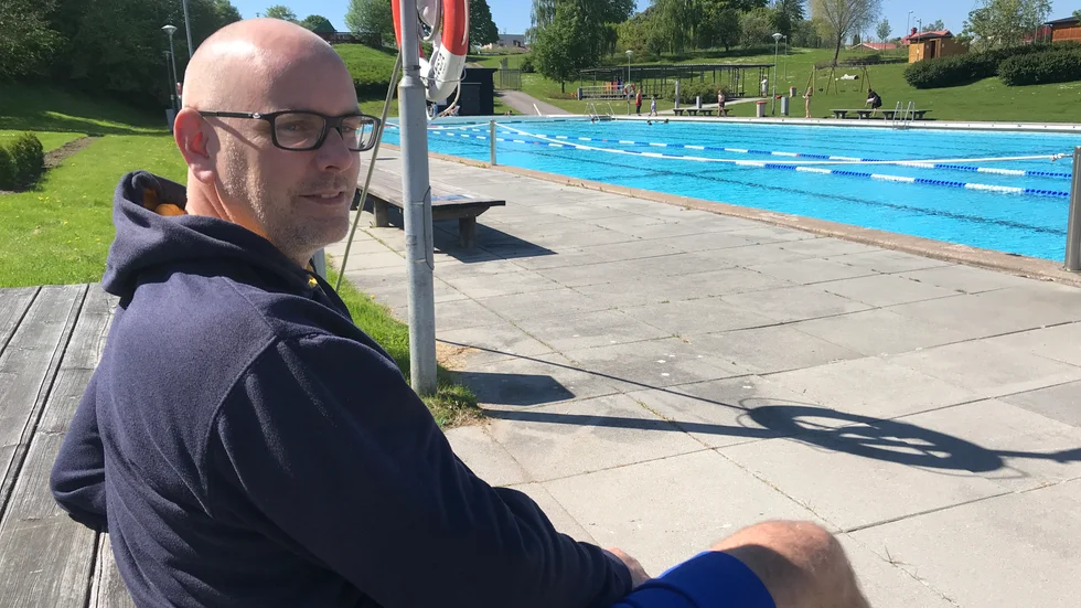 Gäst i Mjölby. Marcus Wernström, tränare i Motala simsällskap, hittade ett utebad under sol och blå himmel i helgen. Han var i Lundbybadet i Mjölby som förälder, men simmade också 200 meter. Ett simborgarmärke.