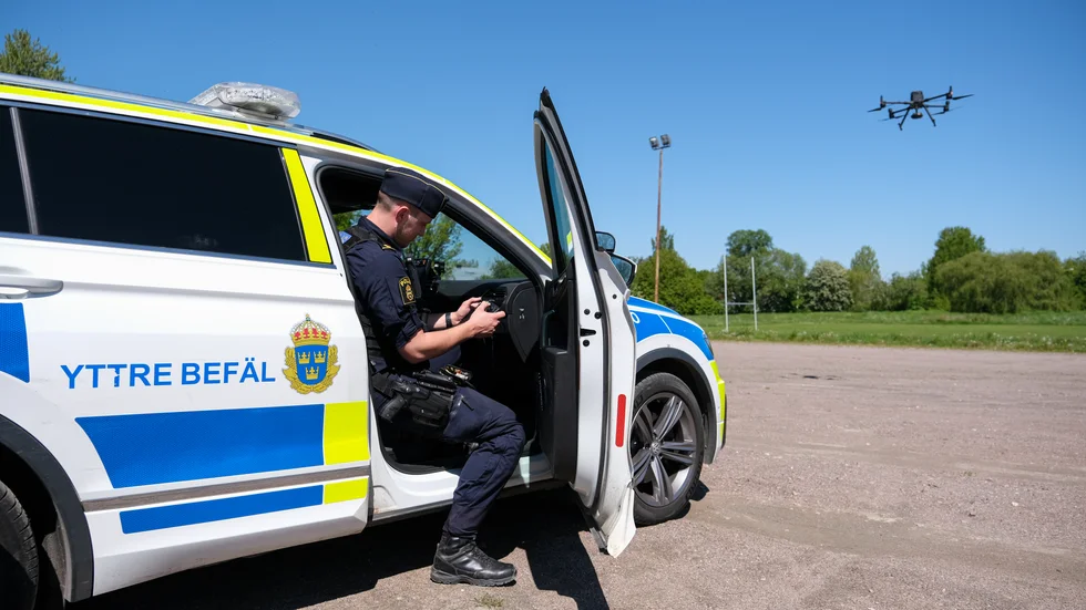 Från grusplanen intill Malmslättsvägen tar det inte mer än några sekunder innan drönaren hovrar ovanför Ryds centrum.