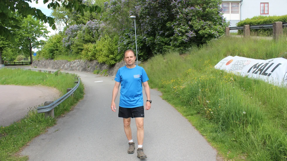 De anställda på arrangerande Kinda-Ydre Sparbank, här representerade av Leif Ihreskog, föregick med gott exempel och gick eller sprang flest varv av alla. Men de deltog utom tävlan.