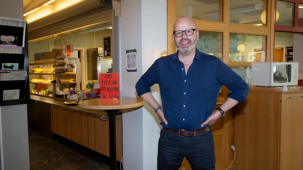 Ola Edeblom, verksamhetschef för Folkets hus, har svårt att se att ett företag skulle vara intresserade av att driva kaféet på Strömbackaskolan med nuvarande upplägg.