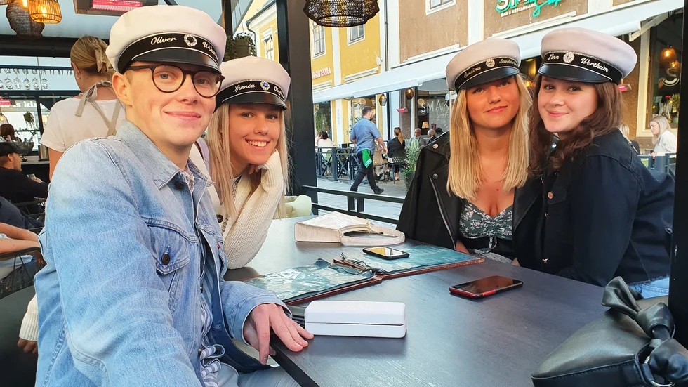 Oliver Wikström, Linnea Olofsson, Evelina Sandström och Linn Wertheim går på Kungshögaskolan i Mjölby och har varit i Linköping under dagen. Det känns nästan lite olagligt att sitta kvar efter klockan 20, säger Oliver Wikström