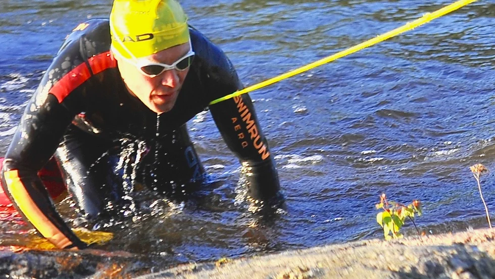 Jonas Engström fick slita ont med ett skadat knä under den andra halvan av de 65 kilometerna på land och tio till havs.