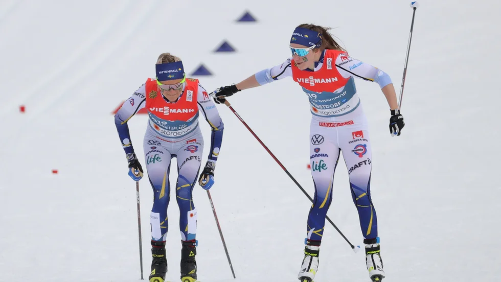Ebba Andersson växlar över till Frida Karlsson i VM-stafetten tidigare i år. Nästa år kanske de kör mixedstafett i Falun.