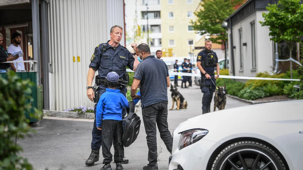 En man sköts ihjäl i Husby i nordvästra Stockholm på måndagseftermiddagen.