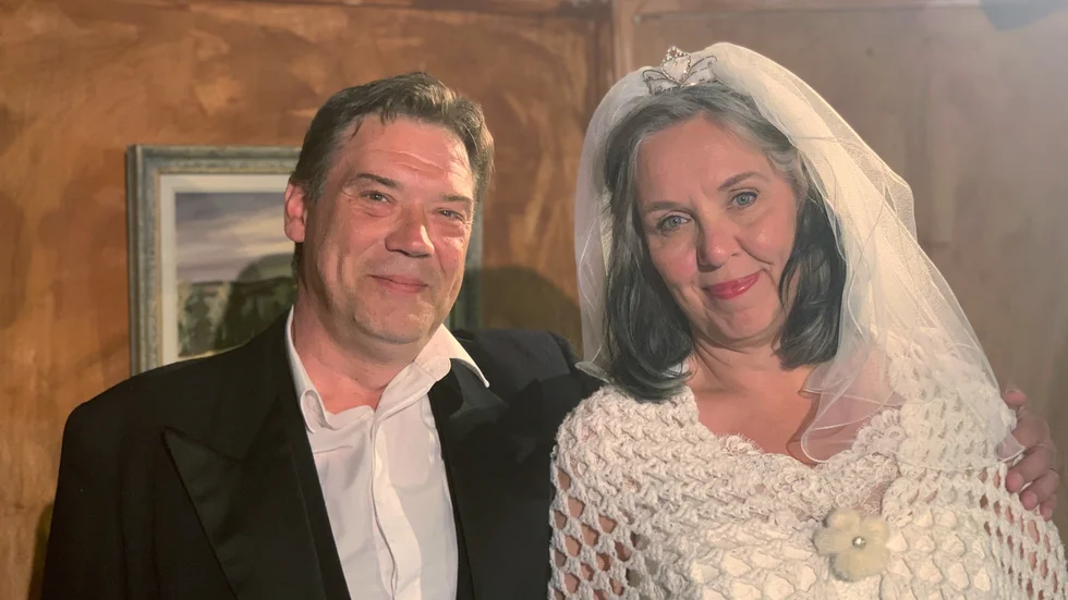Brudparet som alltid gifter sig i sina pjäser. Teaterdirektören spelad av Peter Hermansson Sköld och bruden Asta: Ann Lindström