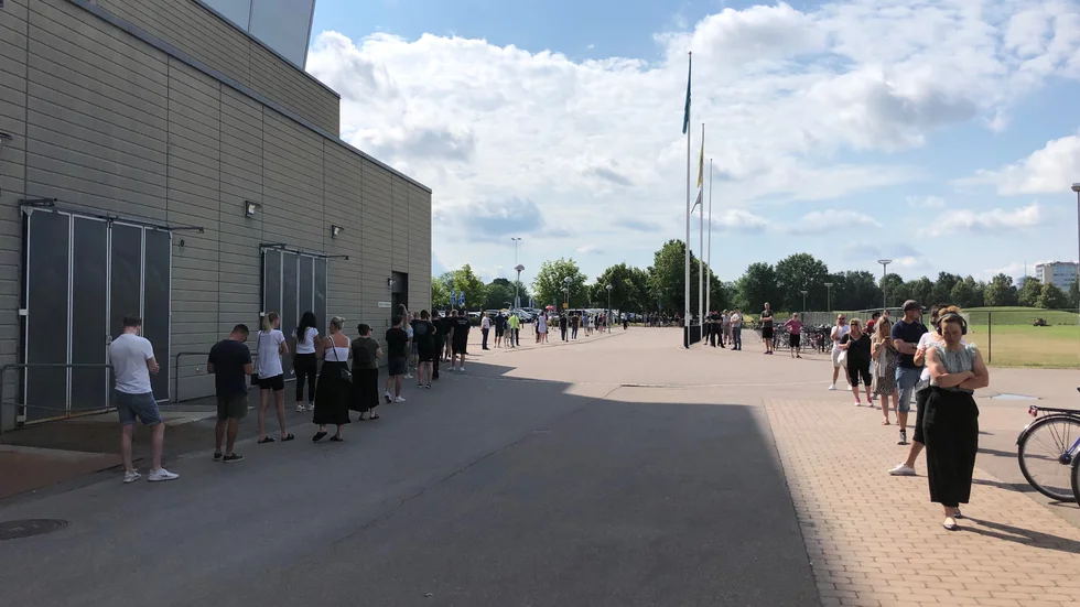 Den regionala sjukvårdsledaren uppger även att många östgötar som vaccinerar sig kommer i god tid och att det ofta återstår mer än fem minuter när de ställer sig i kön.
