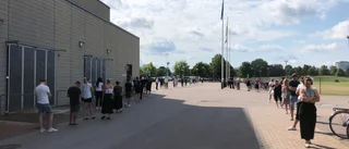 Långa vaccinköer vid Saab arena – regionen uppmanar att inte komma för tidigt