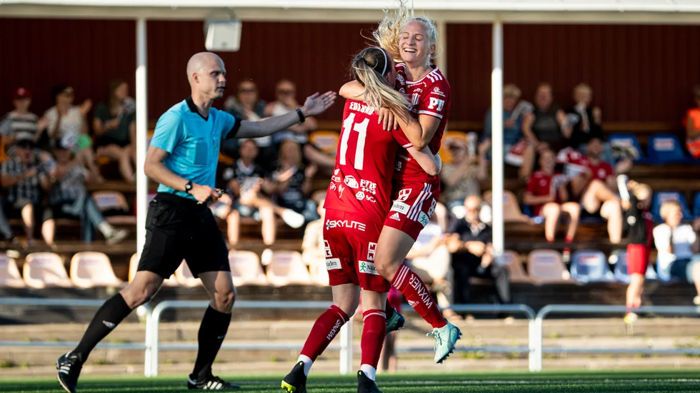 Astrid Larsson omfamnas av lagkamraten "Cissi" Edlund efter sitt mål. 