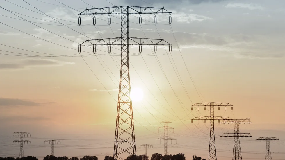 Motalabon vinner över Vattenfall. Myndigheten Energimarknadsinspektionen ger hen rätt emot elbolaget och sänker anslutningsavgiften.