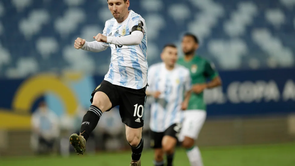 Argentinas Lionel Messi firar sitt andra mål för kvällen.