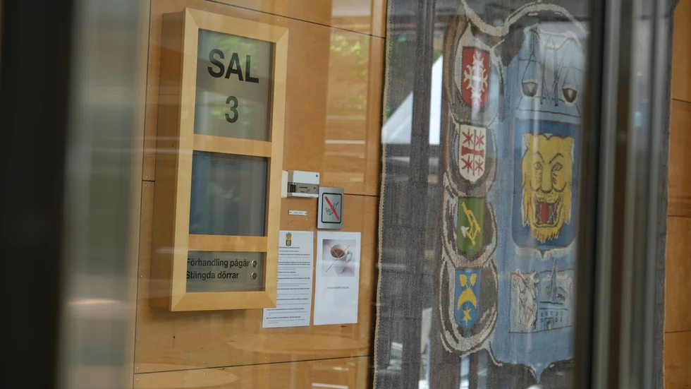 Mannen som sköts av polis i Motala dömdes på tisdagen till ett år och tio månaders fängelse. Linköpings tingsrätt anser att han gjort sig skyldig till hot mot både poliser och väktare.