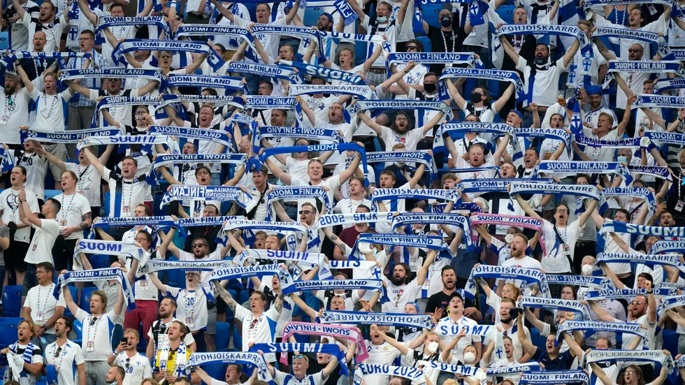 Finländska fotbollsfans under Finlands EM-match mot Belgien i S:t Petersburg måndagen den 21 juni.