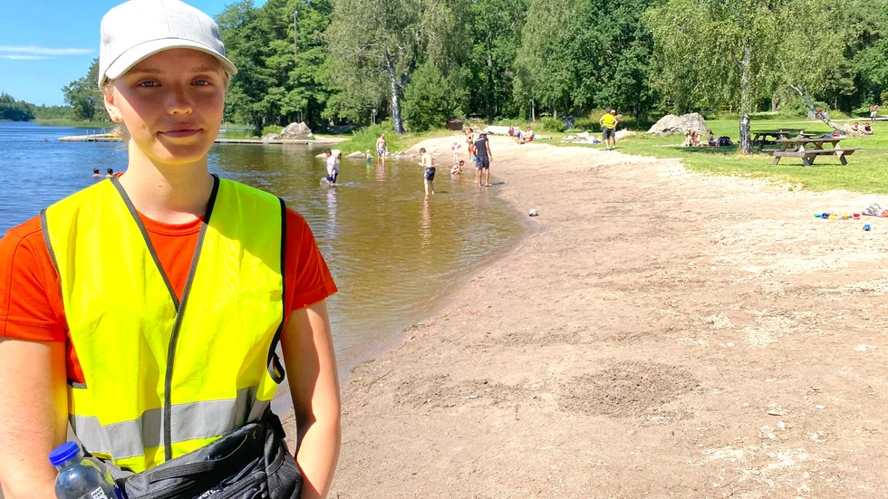 När man besöker stranden ska man tänka på att hålla avstånd, inte åka dit i ett för stort sällskap och att man beter sig lugnt så att det inte sker några olyckor, säger strandvärden Felicia Svensson, 18 år. 