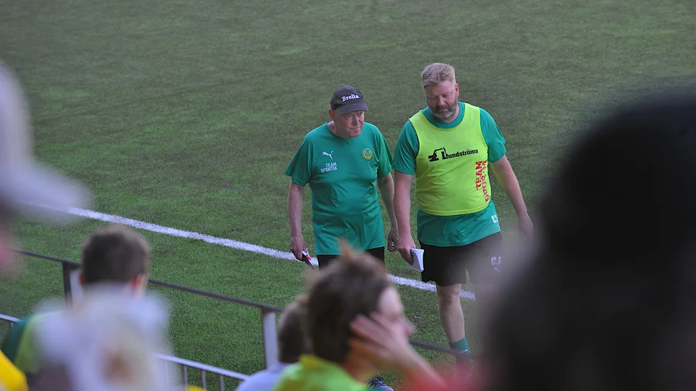 Lars "Brolla" Svensson och Christian Samuelsson i samspråk inför den andra halvleken.