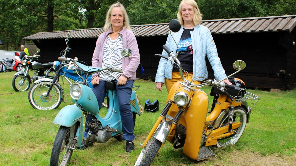 Carina Solnevik och Helene Svensson med sina Crescentmopeder innan start på lördagen. "Så fort man sätter sig på en moped får man en sån frihetskänsla", säger Helene Svensson.