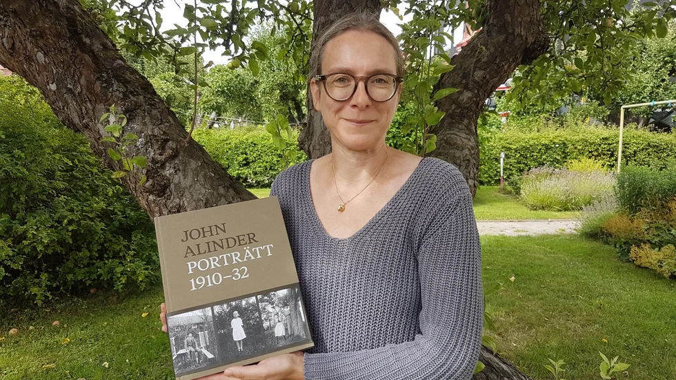 ”Det är jätteroligt att Alinder uppmärksammas internationellt, det är ofattbart stort” säger Berit Schütz vid Upplandsmuseet med anledning av att den nya boken med John Alinders bilder presenterats på brittiska dagstidningen The Guardians kultursidor.
