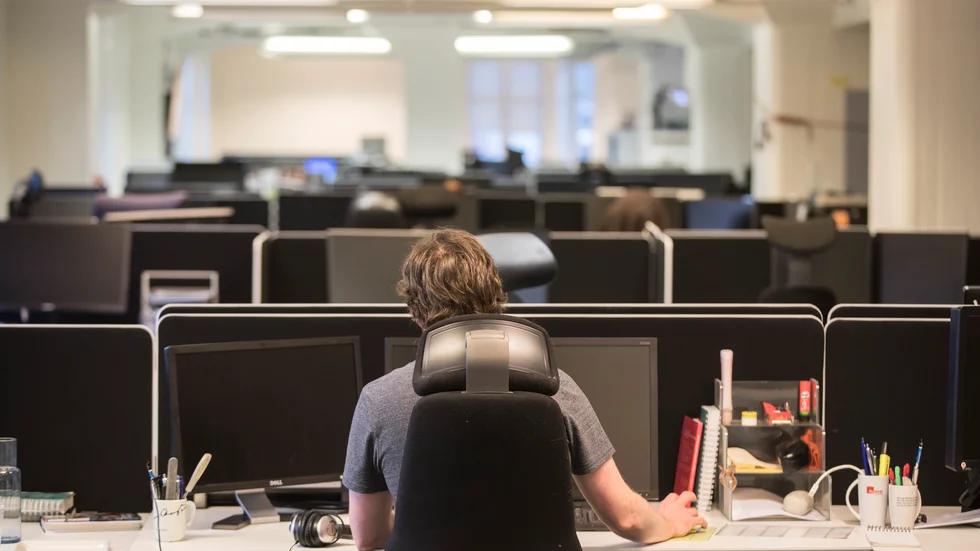 Den arbetsgivare som kräver att medarbetarna är på kontoret helt eller till största delen riskerar att förlora kompetens när medarbetare väljer att söka sig till arbetsplatser där flexibiliteten är större, skriver debattörerna.