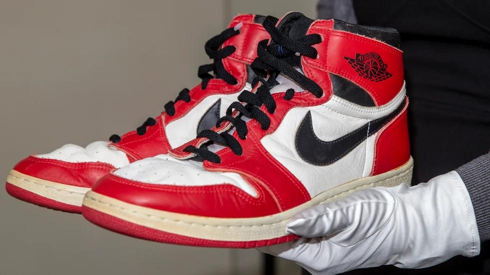 Ett par extra eftertraktade sneakers, eftersom de burits av Michael Jordan.