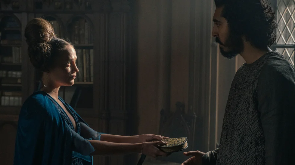 Alicia Vikander och Dev Patel spelar två av rollerna i "The Green Knight". Pressbild.
