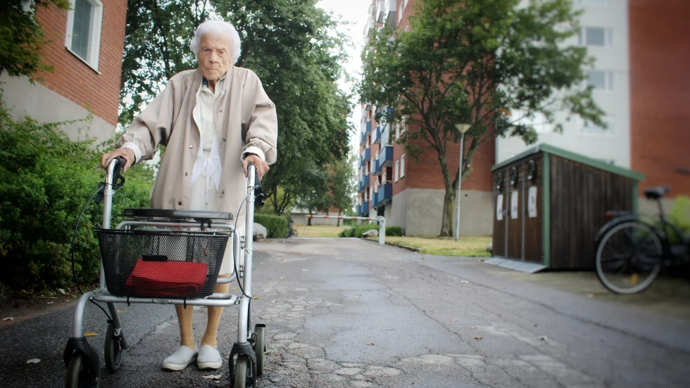 På tisdagen kom beskedet, Hillevi Glimhed, 98 år, får behålla sin rollator. "Jag har varit så orolig. Nu kan jag äntligen sova på nätterna igen".