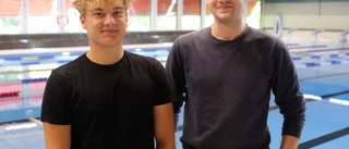 Marmorbynsönerna utvecklar sin simning på gymnasiet