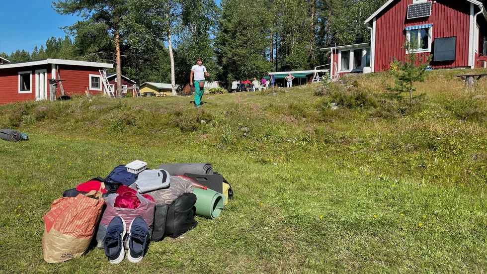 De nio bärplockarna som lämnades kvar på platsen hade ett tält med sig. Tillsammans med familj och vänner samlade Susanne Karlsson ihop tält och presenningar så bärplockarna skulle få något tak över huvudet. 