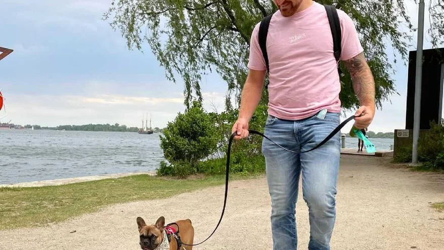 Adam Mascherin på promenad med sin valp – som han kommer sakna enormt de första månaderna i Skellefteå.
