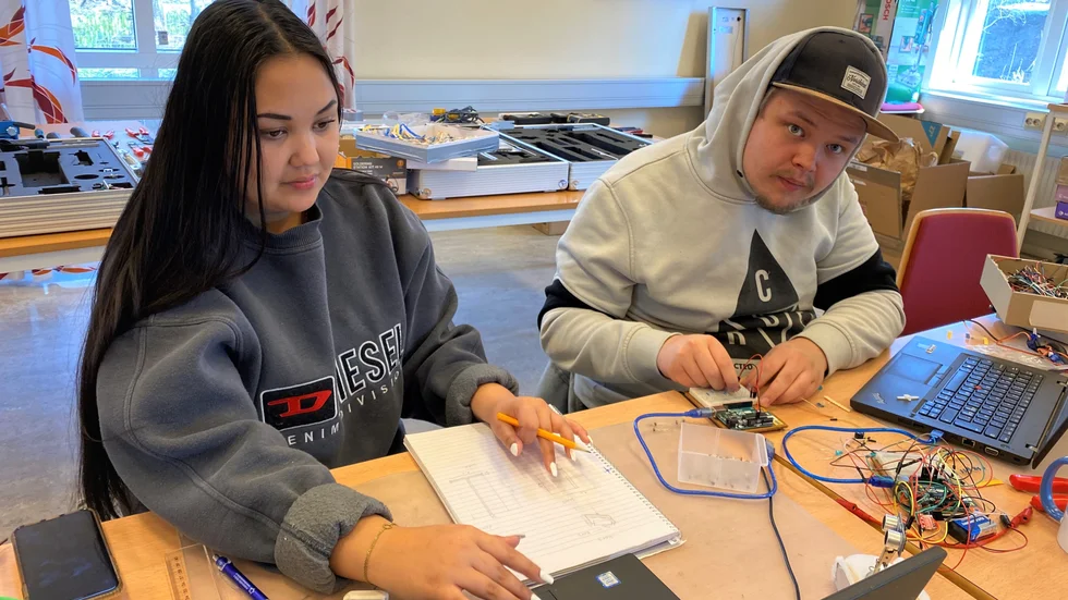 Emelie Sandberg 20, och Filip Orrmalm, 20, går fjärde året med sikte på att bli gymnasieingenjörer. "Det ger mig bättre chans att få jobb", säger Emelie.