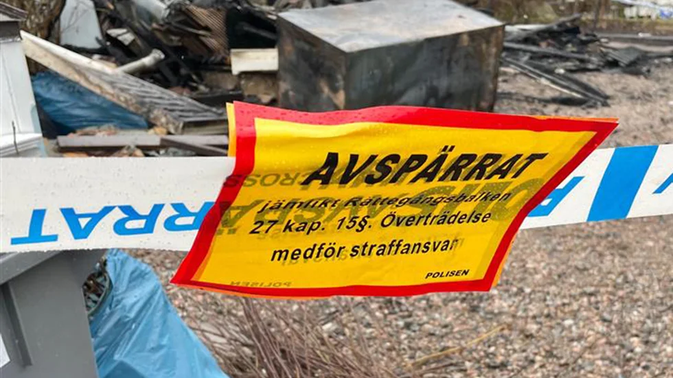 Villan klarade sig, men garaget brann ned. Polisen utreder branden som mordbrand.