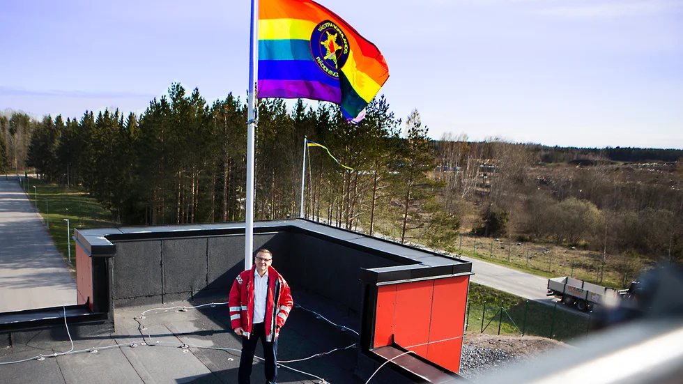 Västra Sörmlands räddningstjänst flaggar för mångfald. "Vi vill visa att alla är välkomna att söka sig hit för att bli brandmän". säger Mattias Gårdholt.